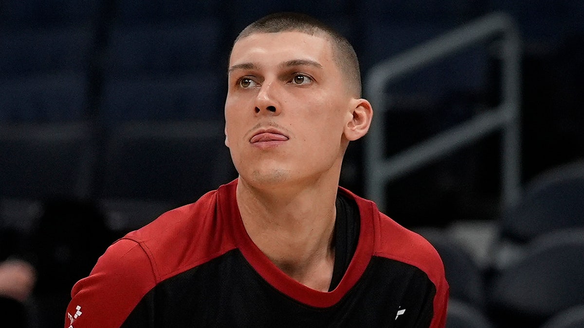 Tyler Herro contra los Hornets