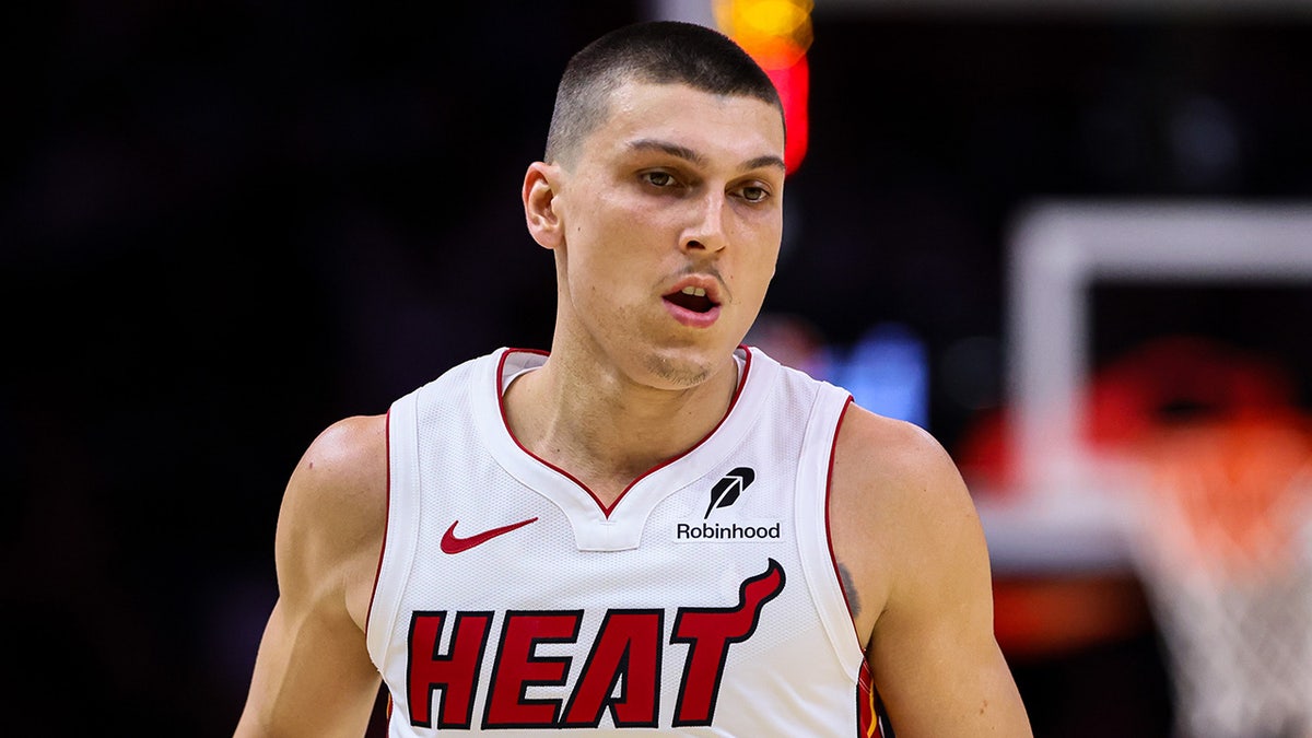 Tyler Herro contra los Spurs