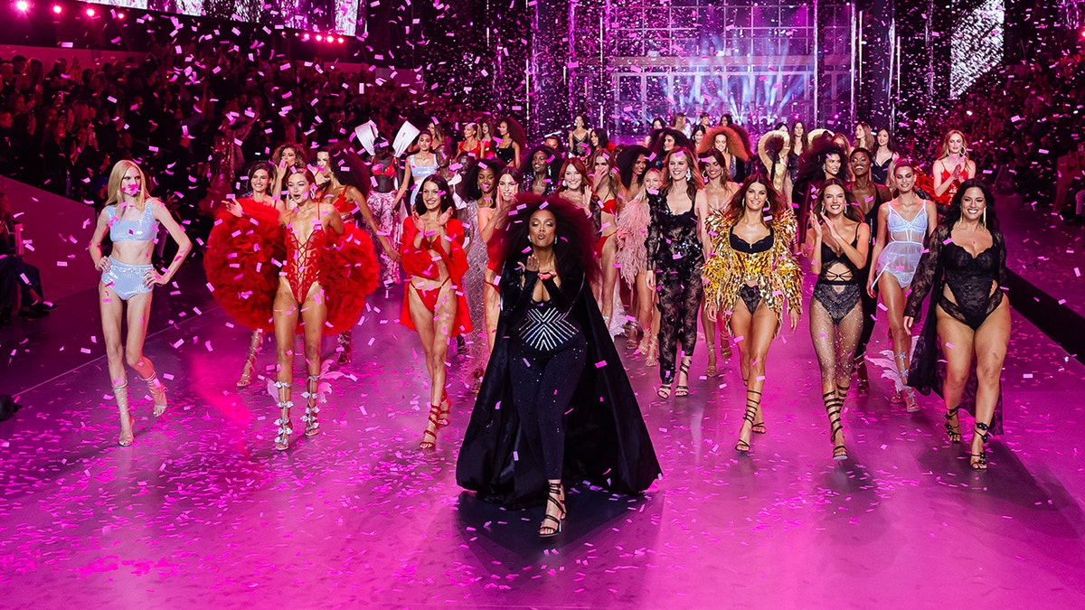 Uma foto de Tyra Banks no Victoria's Secret Fashion Show