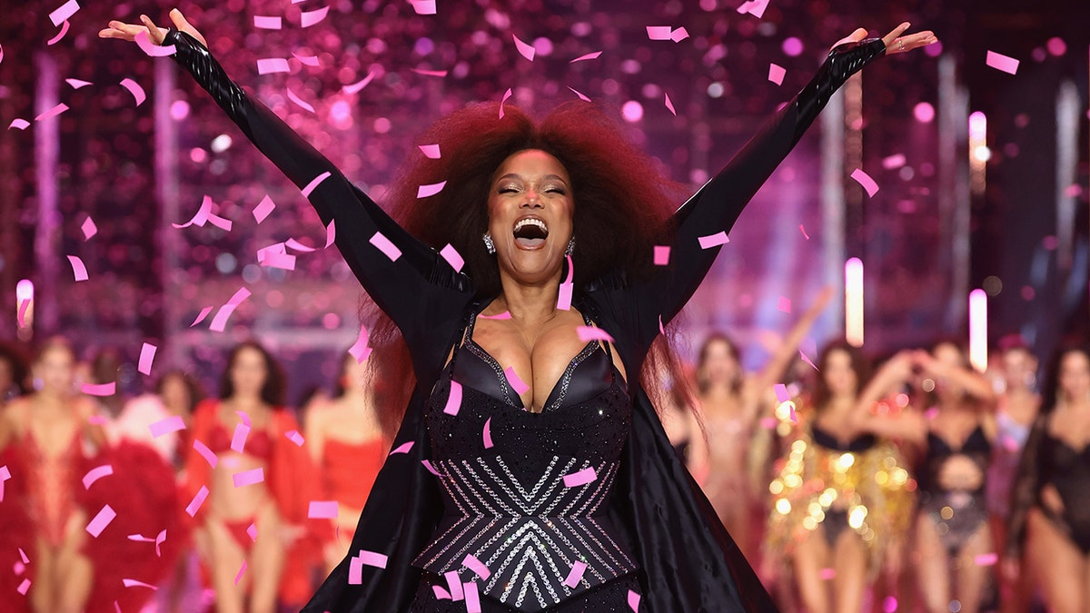 Tyra Banks no desfile de moda da Victoria's Secret