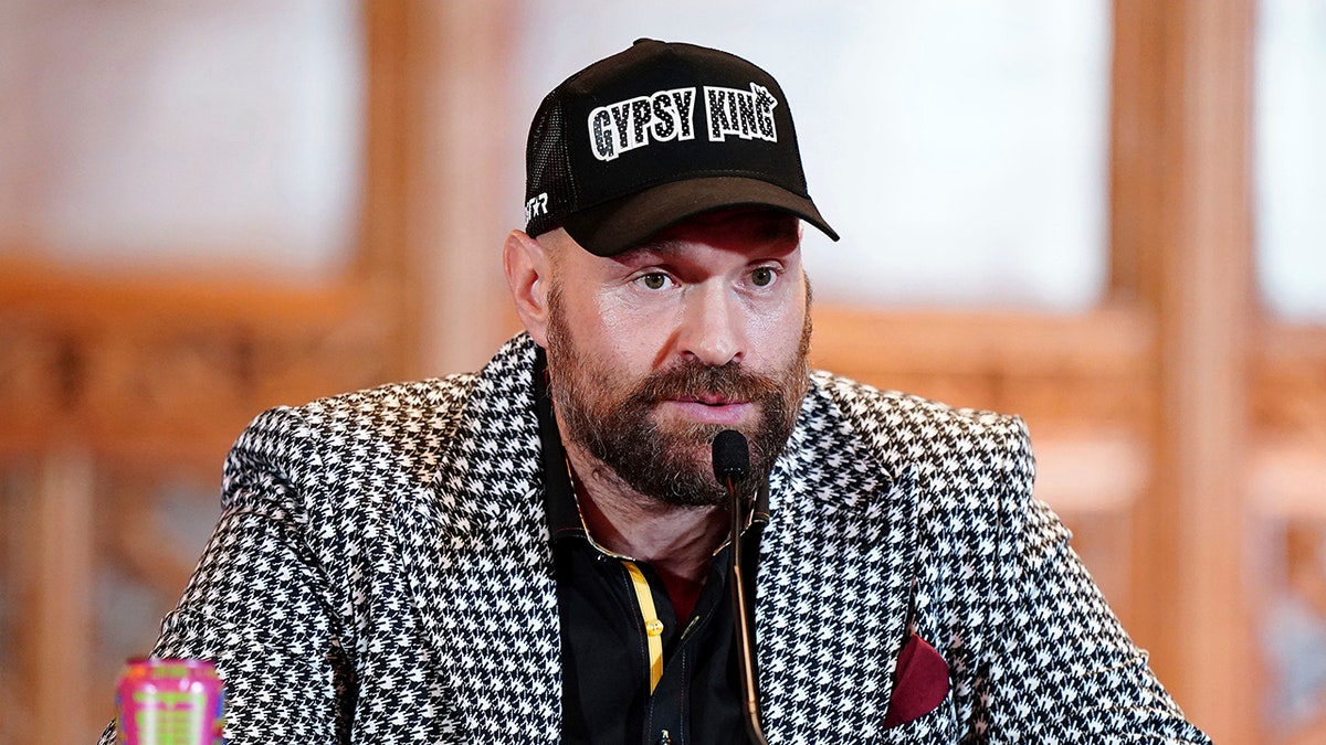 Tyson Fury habla con los medios