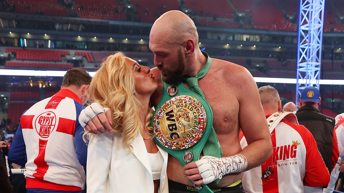 Tyson y Paris Fury se besan en el ring de boxeo