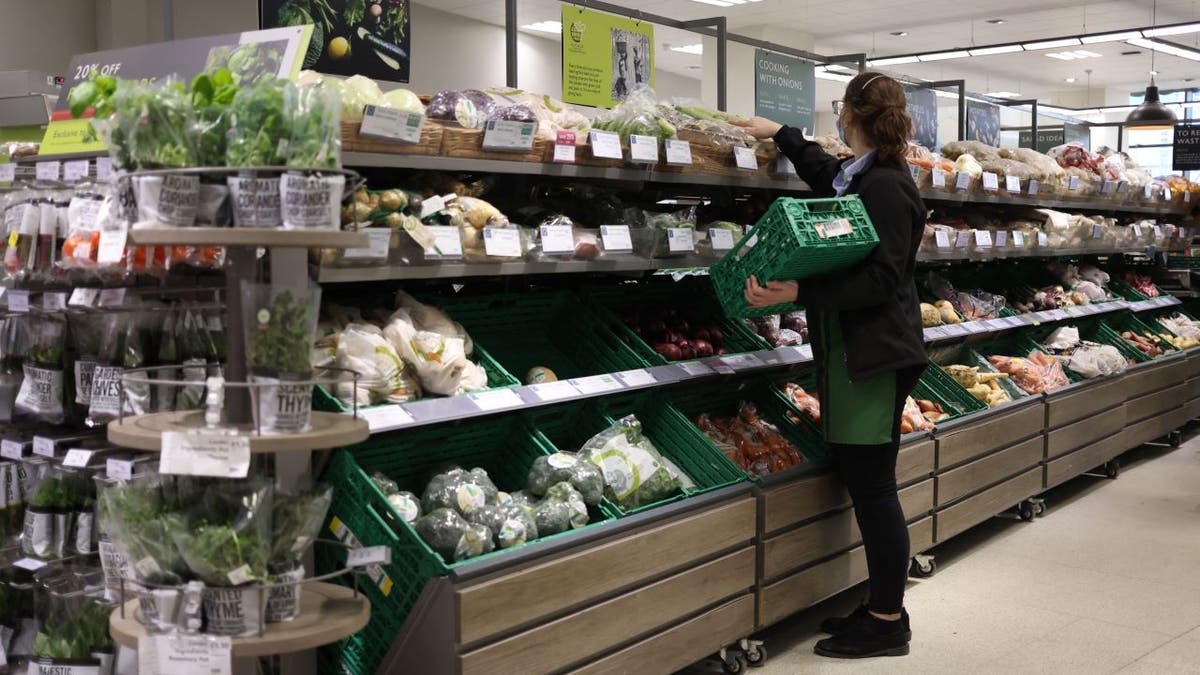 Funcionário perto do corredor de produção