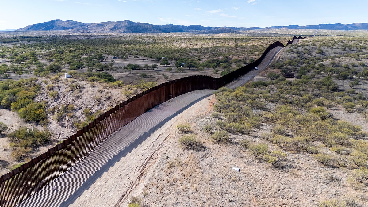 Muro en la frontera entre Estados Unidos y México