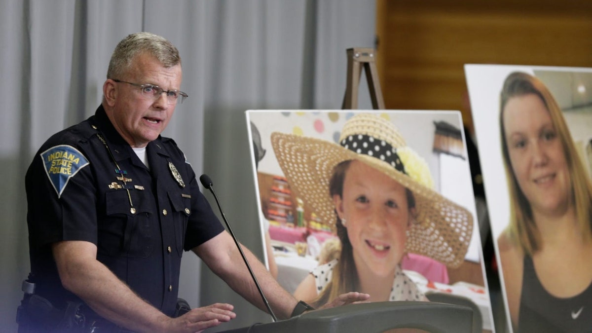 Superintendente Doug Carter, de la Policía Estatal de Indiana, a la derecha, habla durante una conferencia de prensa sobre una actualización de la investigación de los asesinatos de Delphi, el lunes 22 de abril de 2019 en el Canal Center en Delphi.