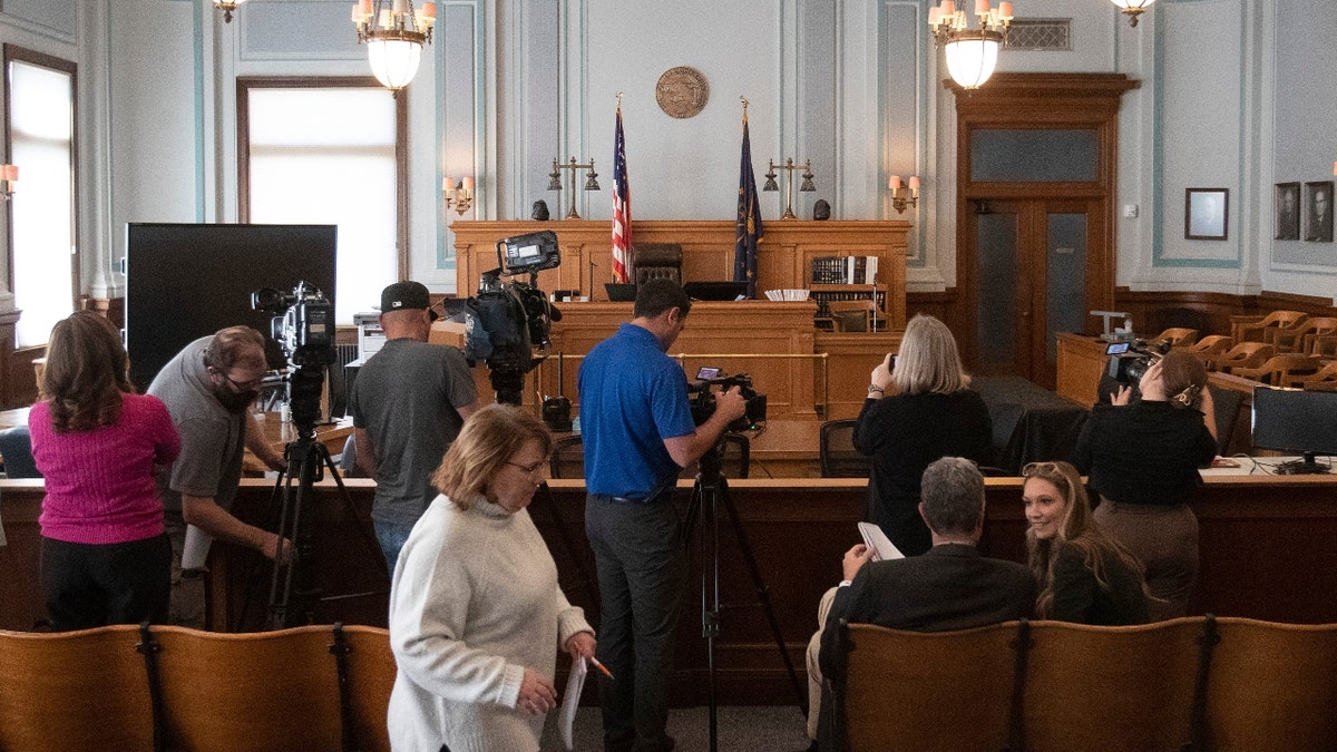 Los miembros de los medios recopilan imágenes del Tribunal de Circuito del Condado de Carroll. Foto tomada el jueves 17 de octubre de 2024 en el juzgado del condado de Carroll en Delphi, Indiana.