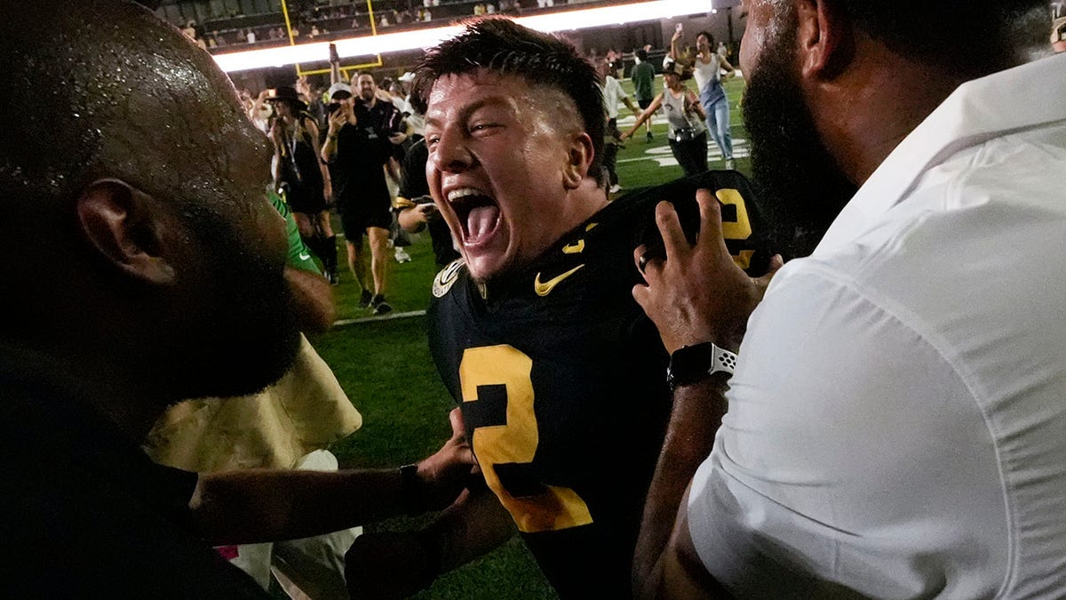 El quarterback de Vanderbilt Diego Pavia lo celebra