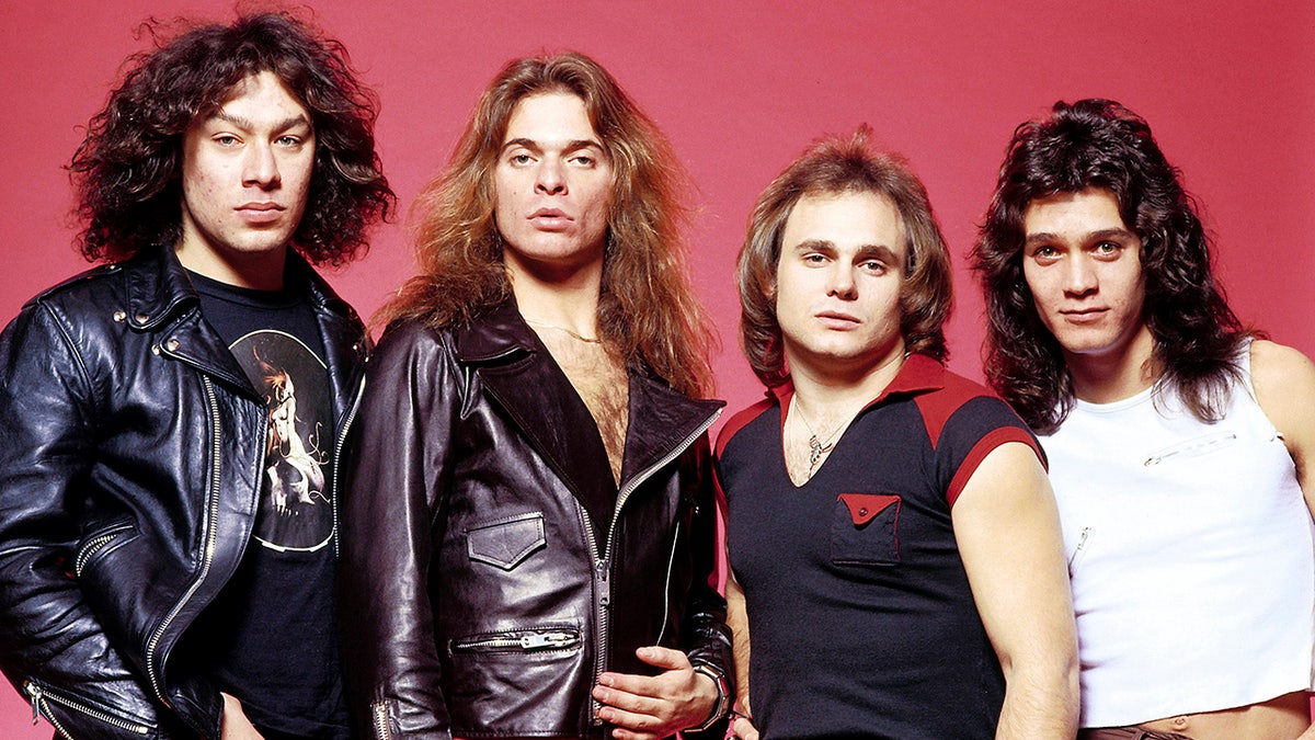 Alex Van Halen, David Lee Roth, Michael Anthony et Eddie Van Halen posent ensemble pour un portrait du groupe Van Halen