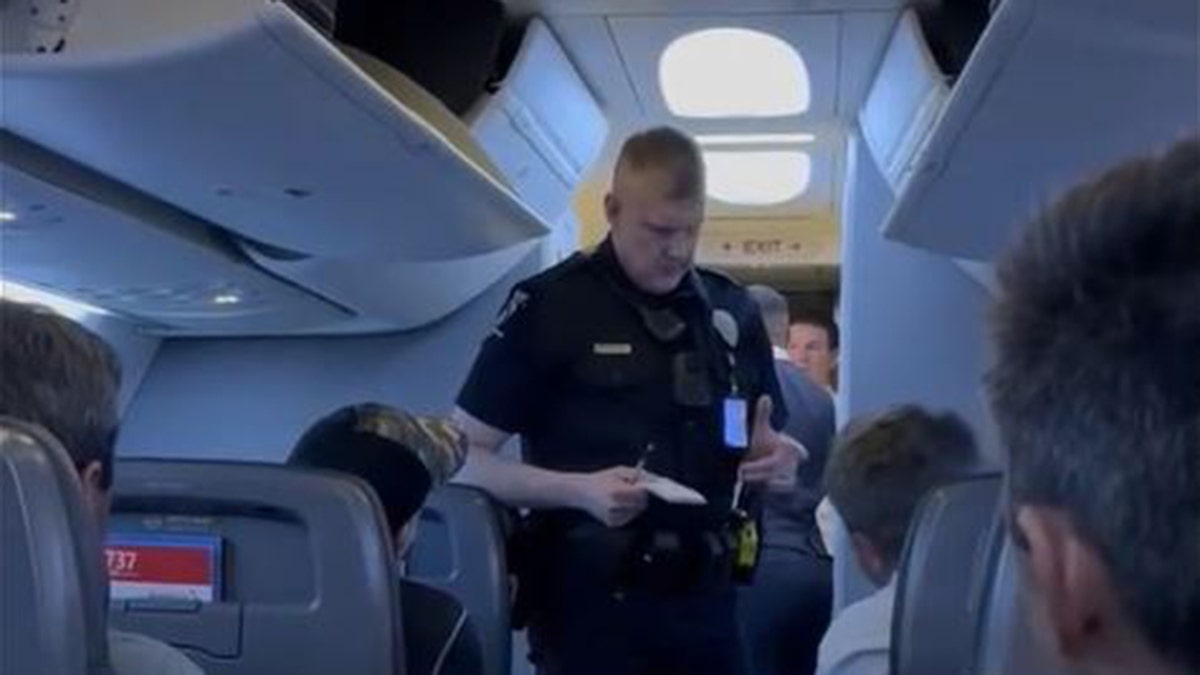 Agente de policía tomando notas en un avión