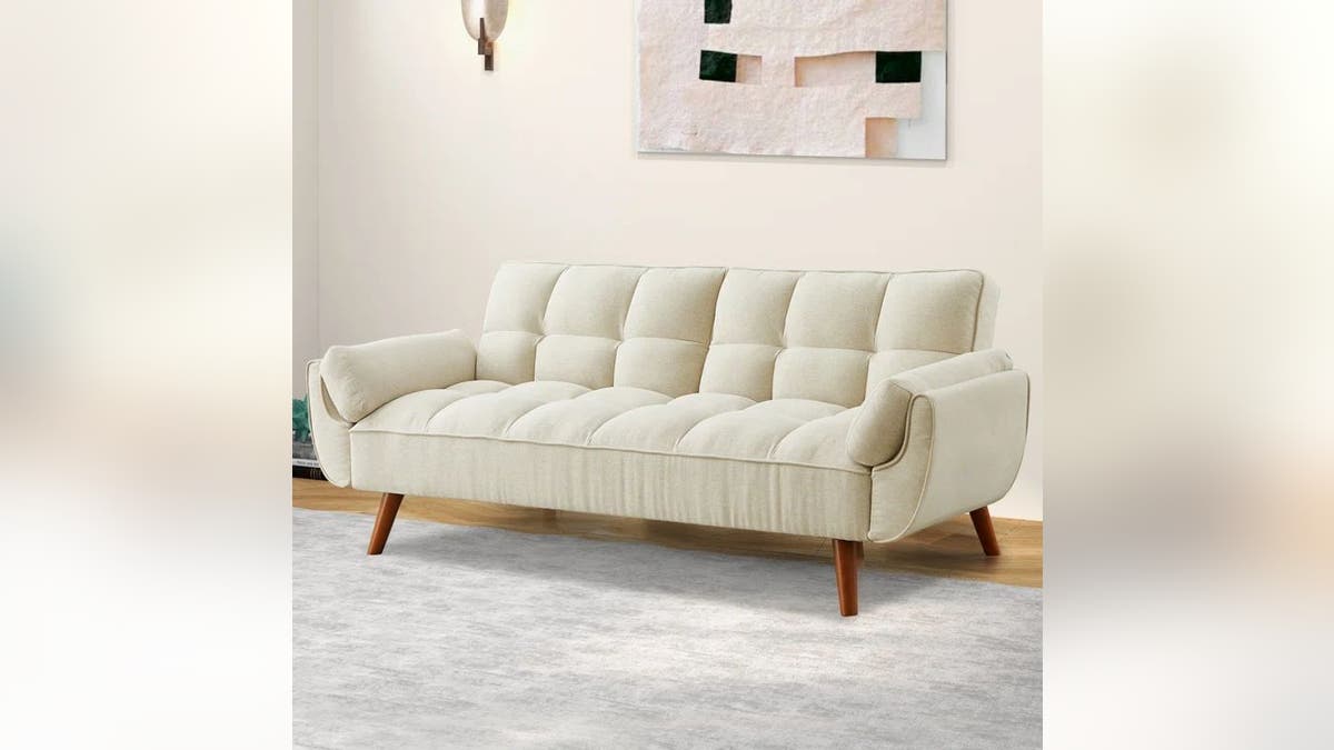 Desain sofa ini akan menambah sentuhan modern pada ruang tamu Anda.