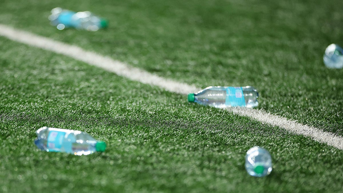 Botellas de agua en el campo