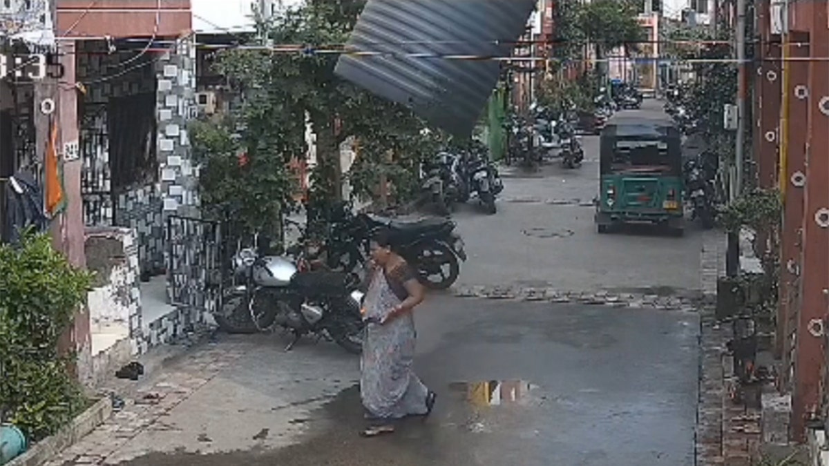 The water tank falls on the woman