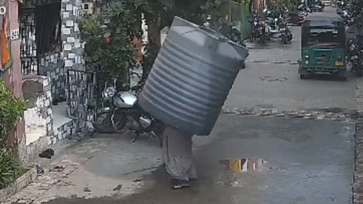 Un tanque de agua cae de un edificio en Surat, India.