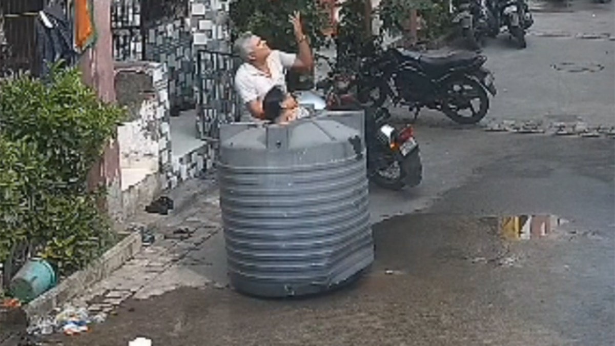 Una mujer sobrevive a la caída de un tanque de agua en India