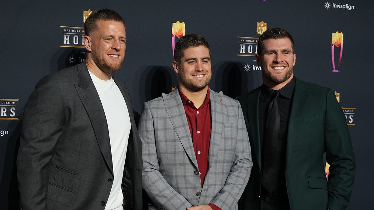 Los hermanos Watt posan en la alfombra roja