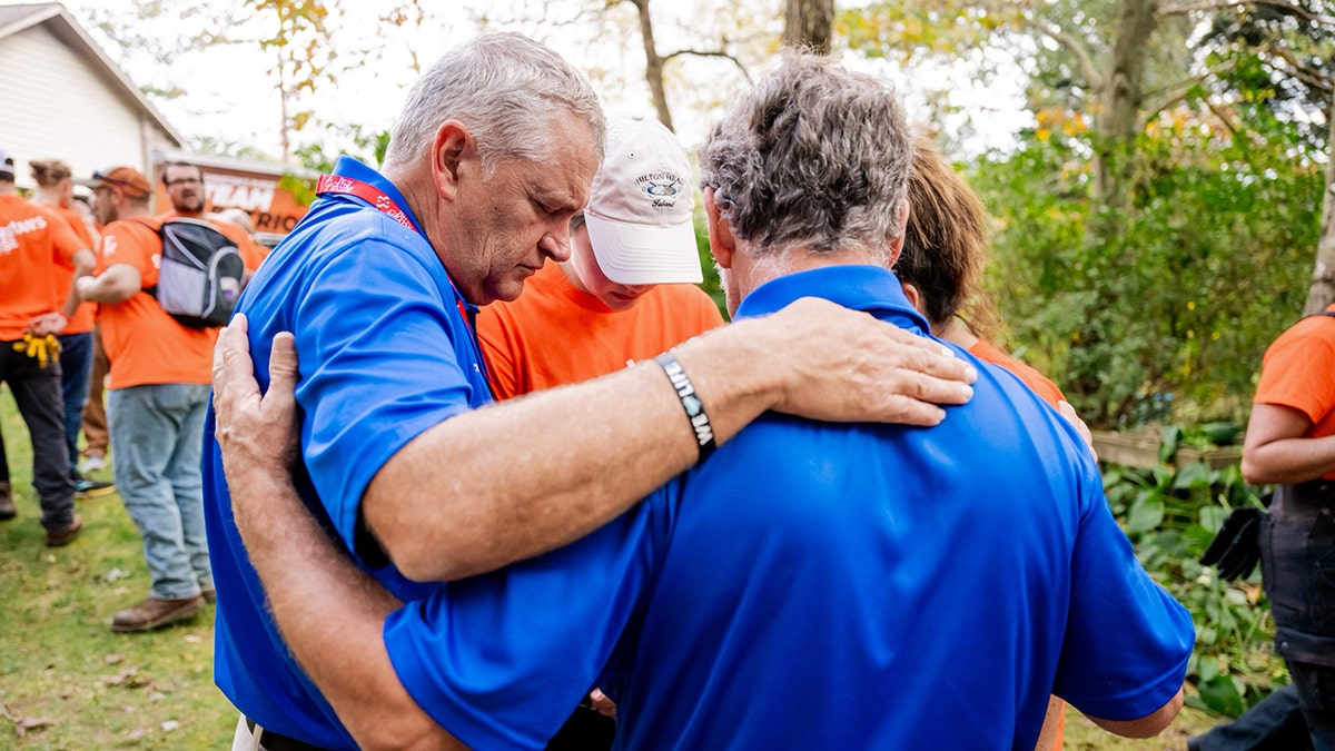 Los voluntarios de Samaritan's Purse oran