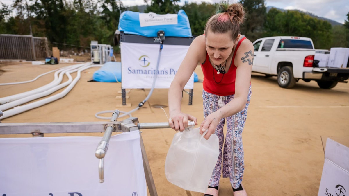 Mujer llenando agua