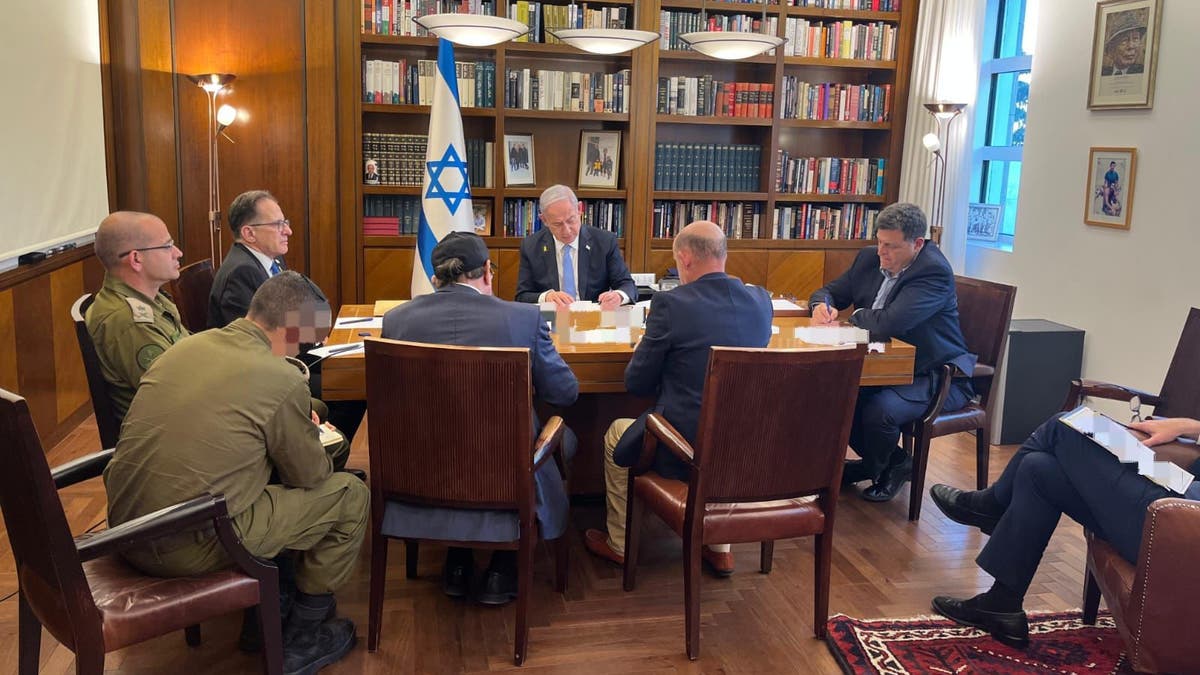 El primer ministro israelí, Benjamin Netanyahu, toma notas durante su llamada telefónica con el presidente Biden el miércoles.