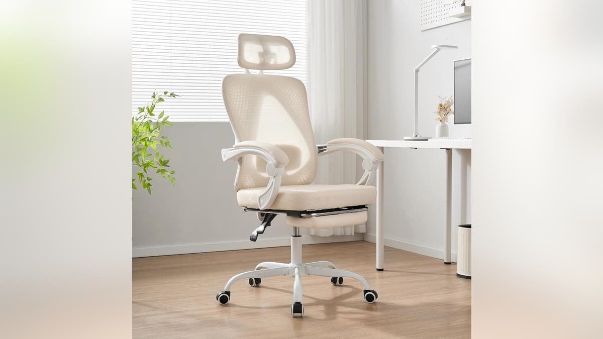 Esta silla de oficina está equipada con un reposapiés.