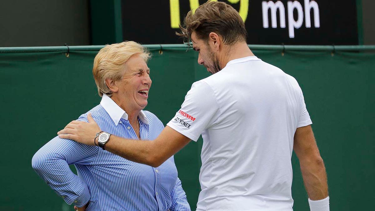 Stan Wawrinka jokes with line judge