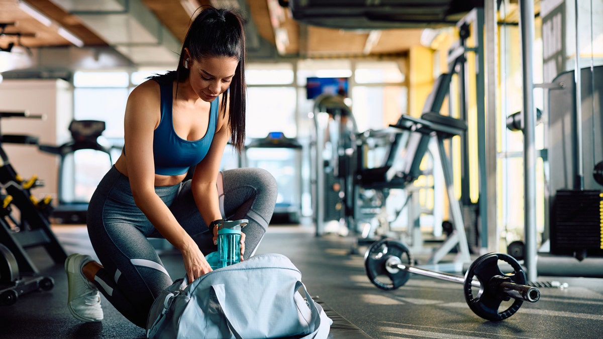 Wanita dengan tas wol di gym