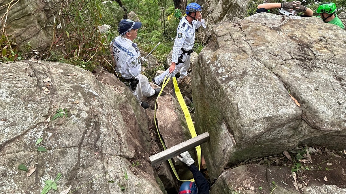 Mujer salvada tras quedar atrapada entre rocas