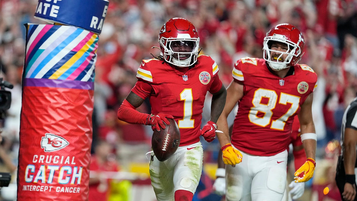 Xavier Worthy y Travis Kelce