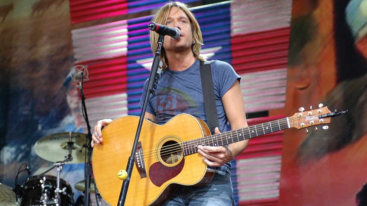 Keith Urban performing on stage in 2002