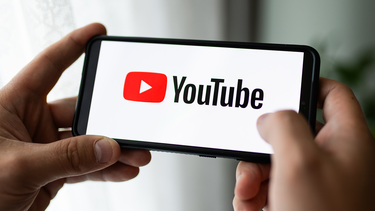 Polonya - 2023/07/13: Bu fotoğraf resminde bir akıllı telefonda görüntülenen bir YouTube logosu görüldü. (Mateusz Slodkowski/SOPA Images/Lightocket tarafından Getty Images aracılığıyla fotoğraf çizimi)