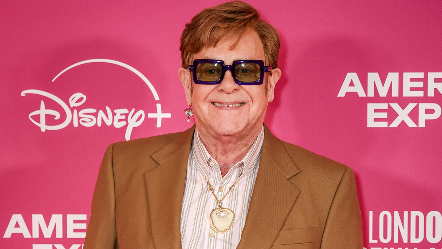 elton-john-kneecaps يصف إلتون جون تقنين الماريجوانا بأنه "أحد أكبر الأخطاء في كل العصور" بعد صراعات الإدمان