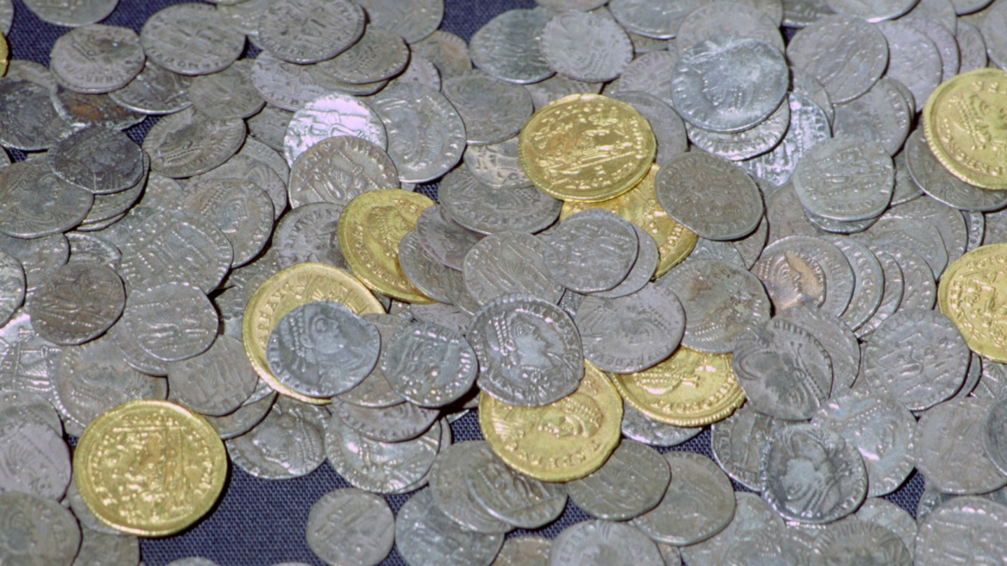 The Hoxne Hoard: An Extraordinary Discovery of Roman Treasure