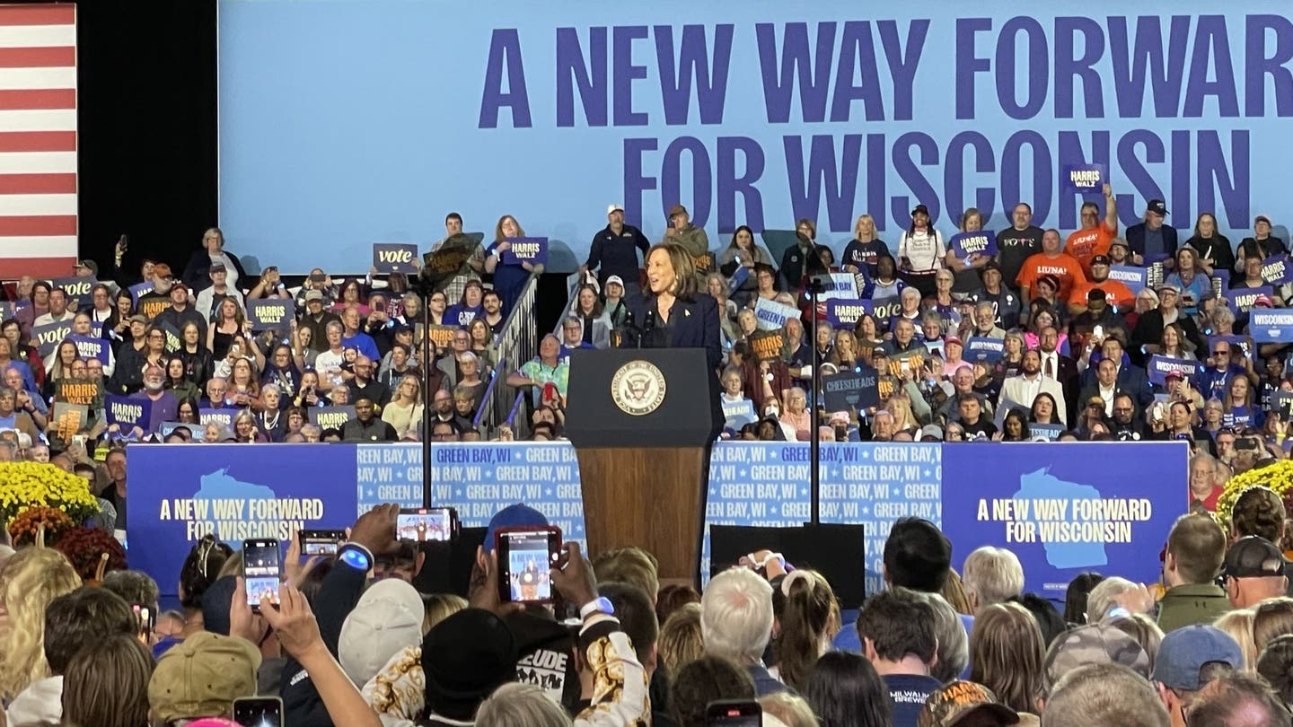 kamala harris green bay wi oct. 17 2024 scaled