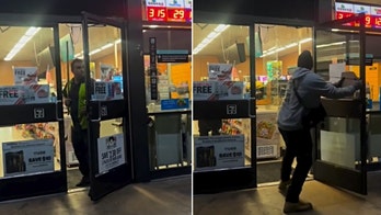 Un dependiente de 7-Eleven recibe una brutal paliza en una serie de ataques "flash mob" que asolan las tiendas del área de Los Ángeles