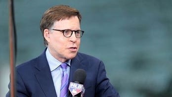 Bob Costas hace un comentario incómodo sobre tener que leer una promoción de la CNN durante un partido de playoffs de la MLB