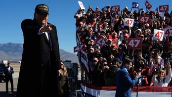 Trump juega a favor de un estado de tendencia azul mientras se aleja brevemente de los campos de batalla