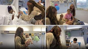 Johnny Depp visita un hospital infantil vestido de capitán Jack Sparrow en un "momento mágico