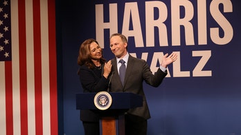 SNL se burla de Kamala Harris al ver a Walz y Vance 'vibrando' durante el sketch del debate sobre la vicepresidencia: ¿Por qué son amigos?