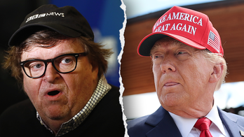 Michael Moore se burla de los demócratas aterrorizados por la ajustada carrera de 2024: "Me resulta chocante" que crean que Trump va a ganar