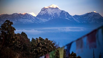 Hallan muertos a 5 alpinistas rusos desaparecidos en el séptimo pico más alto del mundo, según un funcionario