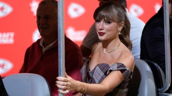 El 'ManningCast' se vuelve incómodo cuando Taylor Swift aparece en pantalla durante la emisión