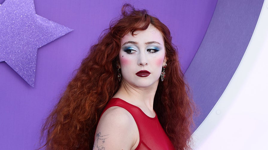 Chappell Roan yells at photographer on MTV VMAs red carpet