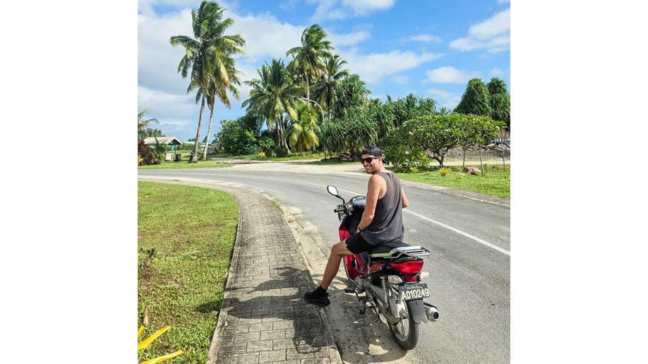 Hudson, residente en Pensilvania, conduciendo un ciclomotor en tuvalu