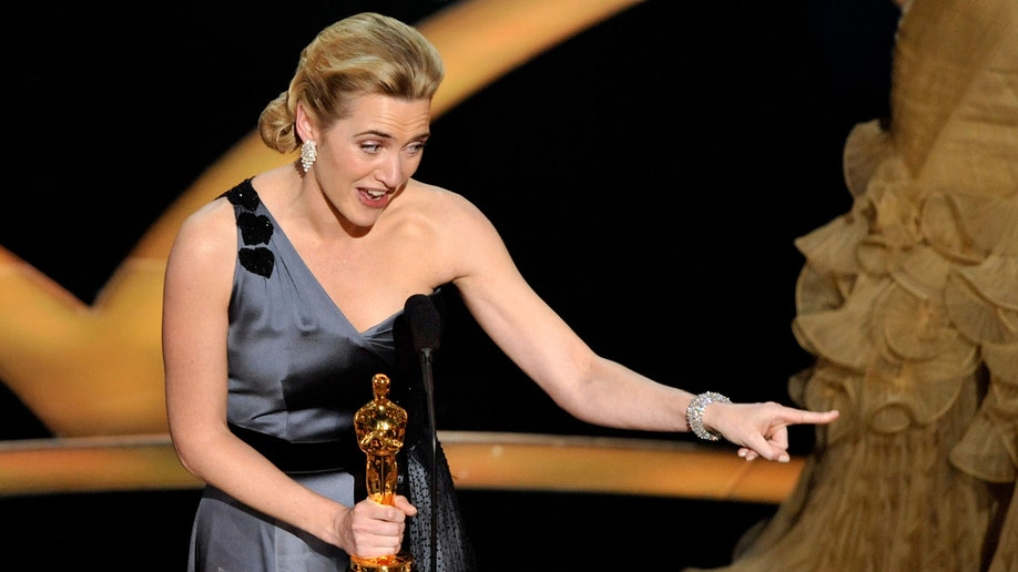 Kate Winslet en el escenario tras ganar un Oscar