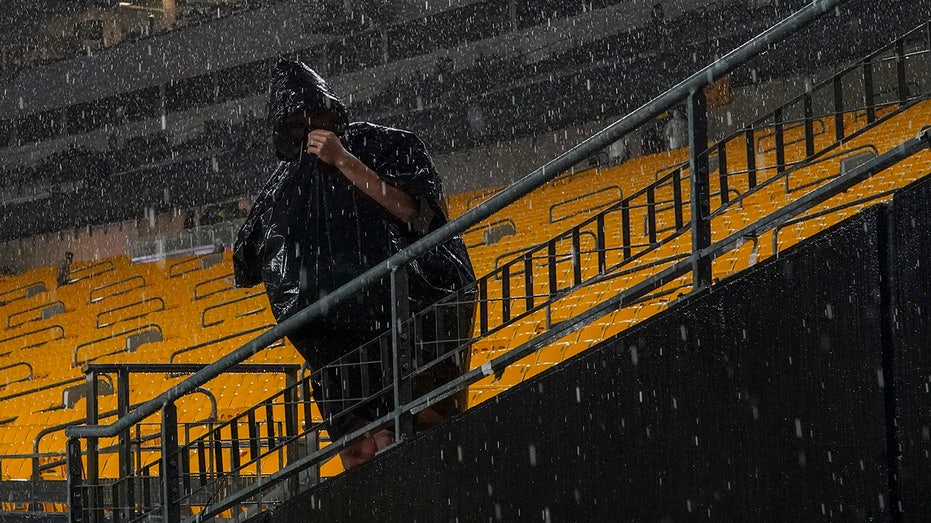 Steelers, Cowboys fans receive dire warning from stadium officials as thunderstorms delay kickoff thumbnail