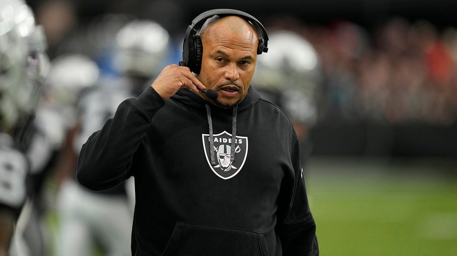 Raiders' Antonio Pierce says team 'heard a whistle' ahead of game-deciding botched snap in loss to Chiefs