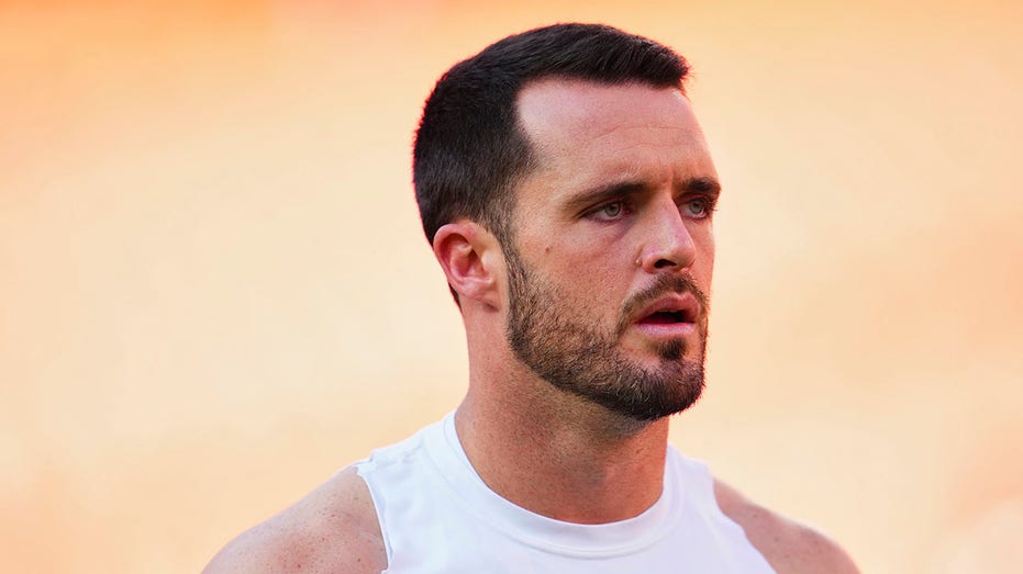 Saints QB Derek Carr likely sidelined for multiple weeks with oblique injury: reports thumbnail