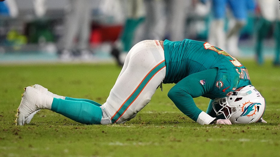 Dolphins linebacker pens heartfelt message after suffering season-ending injury for second year in a row thumbnail