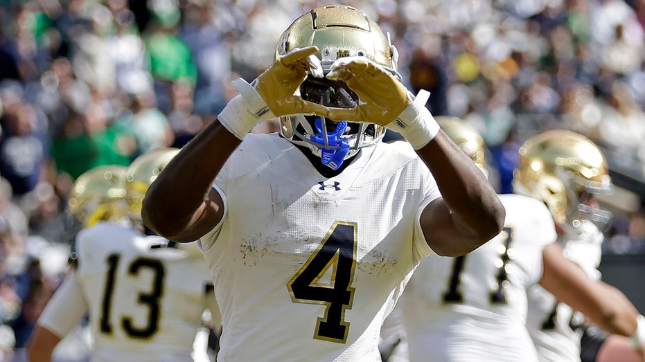 Notre Dame sinks Navy's chances of perfect season with blowout win