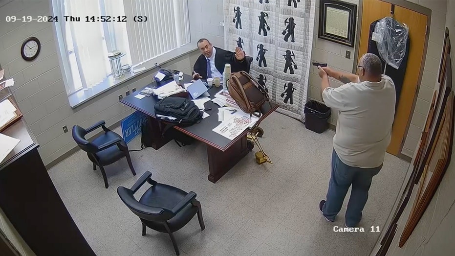 New video shows Kentucky sheriff pointing gun at judge before alleged fatal shooting thumbnail