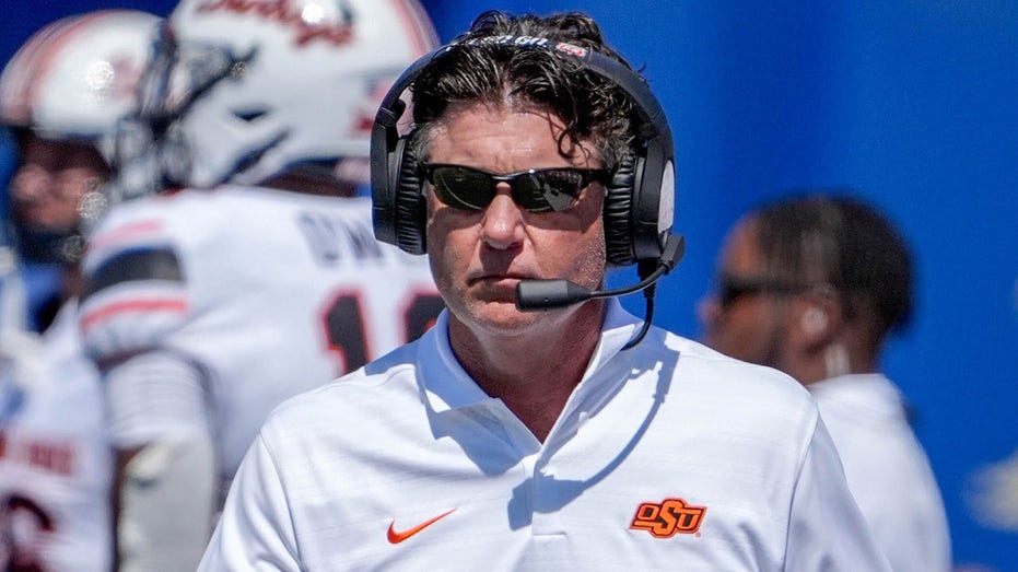 Oklahoma State's Mike Gundy suffers bizarre injury after 'run-in' with his cattle